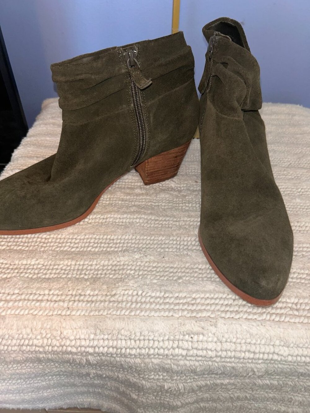💚 Violet & Red Olive Green Ankle Booties - Size 9M 💚